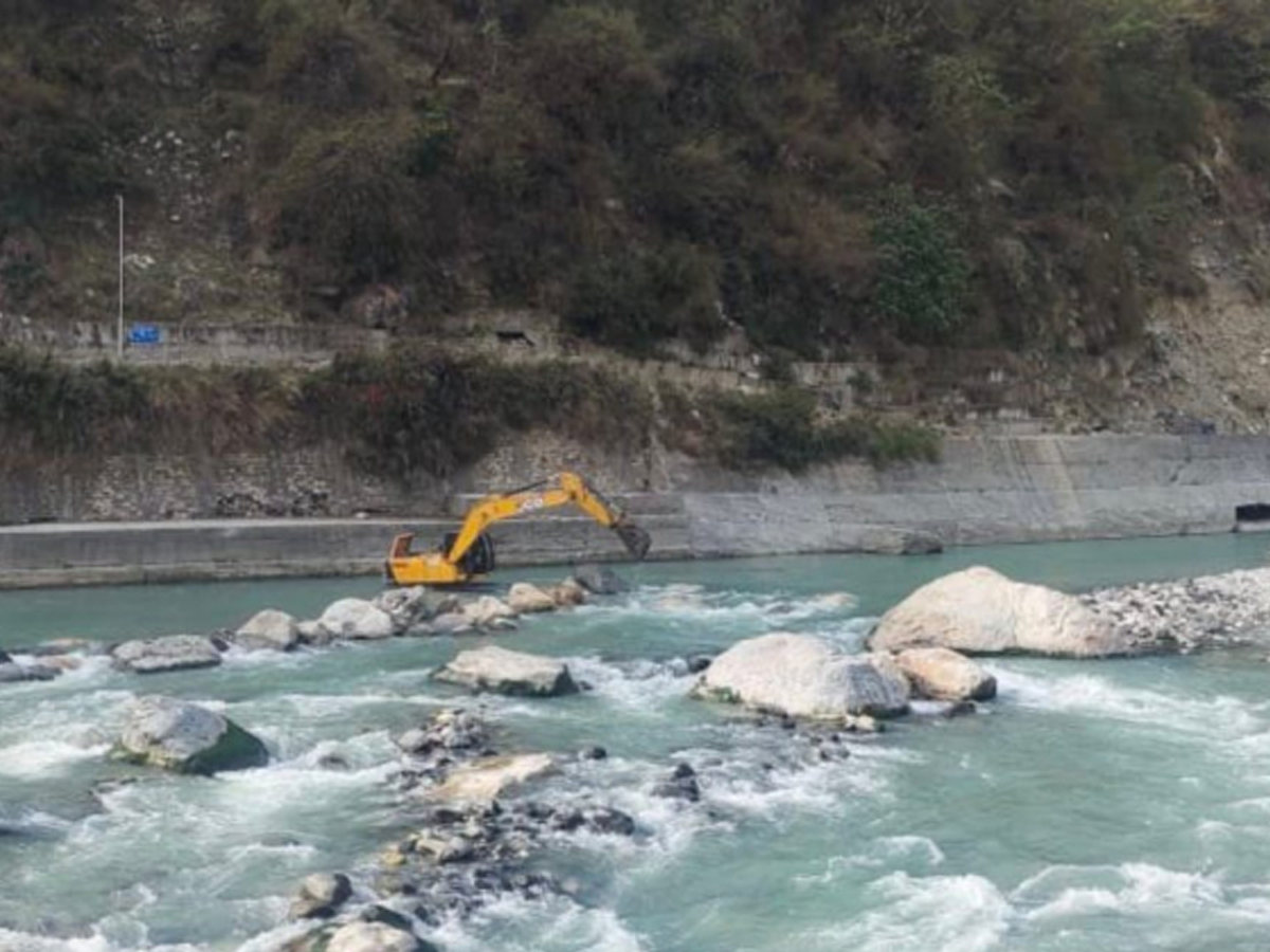 महाकाली नदीमा भारतले चलायो स्काभेटर, दार्चुलामा दुवै पक्षबीच ढुंगा हानाहान 